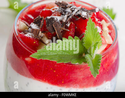 Chia-Samen-Pudding mit Beeren, Minze und Schokolade.  Selektiven Fokus Stockfoto