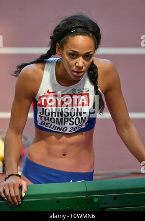 Peking, China. 22. August 2015. Katarina Johnson-Thompson Großbritannien hat ein Wort mit ihrem Trainer während der hochsprung Wettbewerb der Frauen Siebenkampf, während Tag 1 der IAAF World Championships 2015 im Nationalstadion am 22. August 2015 in Peking, China. (Foto von Roger Sedres/Alamy Live-Nachrichten) Stockfoto