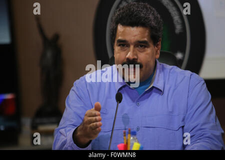 Caracas, Venezuela. 21. August 2015. Abbildung der venezolanische Präsident Nicolas Maduro anlässlich einer Tagung in Presidential Gefechtsstand im Miraflores Palast in Caracas, Venezuela, am 21. August 2015 von Venezuelas Präsidentschaft zur Verfügung gestellt. Nicolas Maduro erließ am Freitag Ausnahmezustand in fünf Gemeinden des Tachira Staat grenzt an Kolumbien, nach dem Aufstieg der kriminellen und paramilitärischen Gewalt. © Venezuelas Präsidentschaft/Xinhua/Alamy Live-Nachrichten Stockfoto