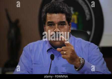 Caracas, Venezuela. 21. August 2015. Abbildung der venezolanische Präsident Nicolas Maduro anlässlich einer Tagung in Presidential Gefechtsstand im Miraflores Palast in Caracas, Venezuela, am 21. August 2015 von Venezuelas Präsidentschaft zur Verfügung gestellt. Nicolas Maduro erließ am Freitag Ausnahmezustand in fünf Gemeinden des Tachira Staat grenzt an Kolumbien, nach dem Aufstieg der kriminellen und paramilitärischen Gewalt. © Venezuelas Präsidentschaft/Xinhua/Alamy Live-Nachrichten Stockfoto