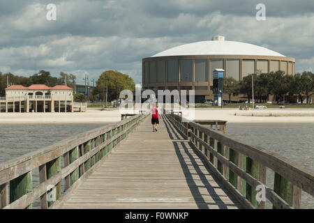 Ein Foto von einer anonymen Person von hinten auf dem Mississippi Coast Coliseum Pier, Biloxi, Mississippi, Vereinigte Staaten. Stockfoto