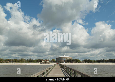 Ein Foto von einer anonymen Person von hinten auf dem Mississippi Coast Coliseum Pier, Biloxi, Mississippi, Vereinigte Staaten. Stockfoto