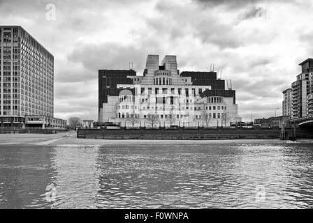 Die britischen Secret Intelligence Service (MI6) zentrale Gebäude bei Vauxhall, gesehen von der Themse, London England UK Stockfoto