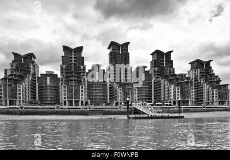 Blick vom River Thames von St George Wharf neue Luxus am Flussufer Wohnentwicklung, Londoner Vauxhall Stockfoto