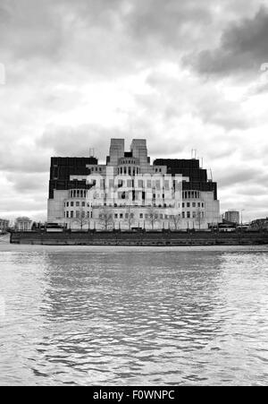 Die britischen Secret Intelligence Service (MI6) zentrale Gebäude bei Vauxhall, gesehen von der Themse, London England UK Stockfoto