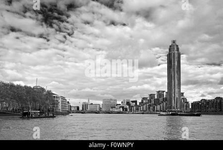 Blick vom River Thames of St George Wharf Tower, Bestandteil einer neuen Luxus am Flussufer Wohnsiedlung, Londoner Vauxhall Stockfoto