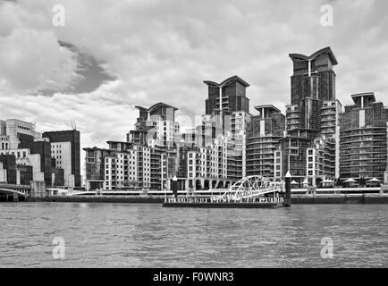 Blick vom River Thames von St George Wharf neue Luxus Wohnanlage, Vauxhall, London (Teil des MI6 HQ im Hinblick auf der linken Seite). Stockfoto