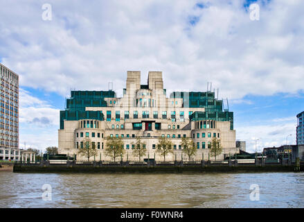 Die britischen Secret Intelligence Service (MI6) zentrale Gebäude bei Vauxhall, gesehen von der Themse, London England UK Stockfoto