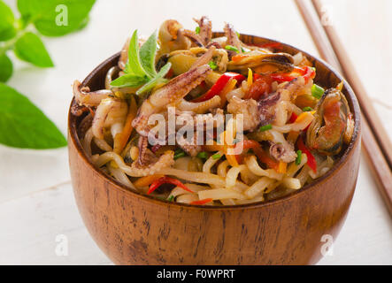 Reisnudeln mit Meeresfrüchten Closeup in Holzschale. Selektiven Fokus Stockfoto