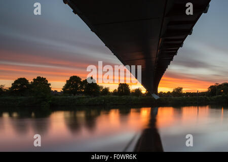 York, Millennium Bridge bei Sonnenuntergang Stockfoto