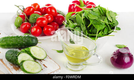 Frisches Gemüse auf einem weißen Hintergrund isoliert Stockfoto