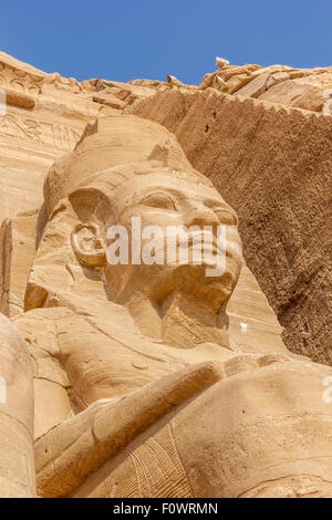 eine vertikale Ansicht eines Details der Koloss von Abu Simbel, Nubien, Ägypten Stockfoto