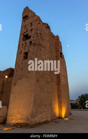 eine vertikale Ansicht des Pylons der Kom Ombo Tempel, Ägypten Stockfoto