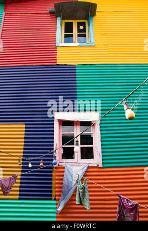 Bunte Fenster in La Boca, Buenos Aires, Argentinien Stockfoto