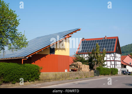 Grange mit Sonnenkollektoren auf dem Dach Stockfoto