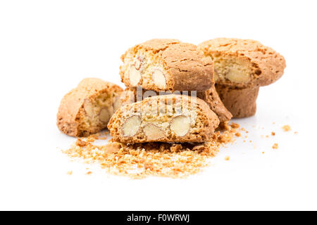 Italienische Cantuccini Cookie mit Mandel-Füllung. Studioaufnahme, isoliert auf weißem Hintergrund. Stockfoto