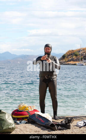 Ägäis, Insel Symi, Griechenland. 15. Oktober 2014. Freediver bereitet sich auf Tauchen, Ägäis, Insel Symi, Griechenland © Andrey Nekrassow/ZUMA Wire/ZUMAPRESS.com/Alamy Live-Nachrichten Stockfoto