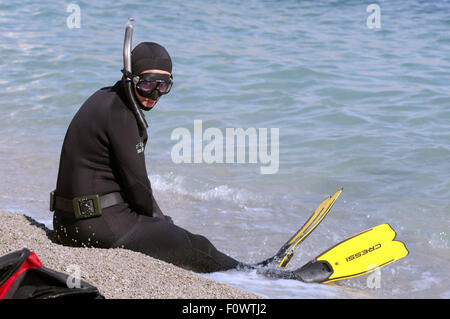 Ägäis, Insel Symi, Griechenland. 15. Oktober 2014. Freediver bereitet sich auf Tauchen, Ägäis, Insel Symi, Griechenland © Andrey Nekrassow/ZUMA Wire/ZUMAPRESS.com/Alamy Live-Nachrichten Stockfoto