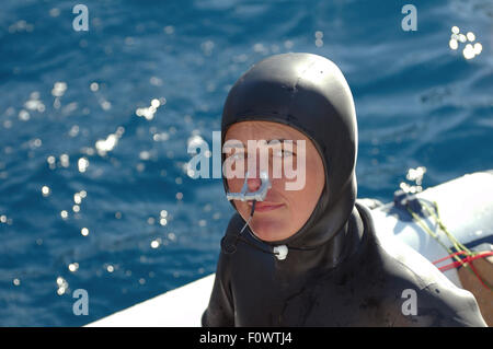 Ägäis, Insel Symi, Griechenland. 15. Oktober 2014. Freediver bereitet sich auf Tauchen, Ägäis, Insel Symi, Griechenland © Andrey Nekrassow/ZUMA Wire/ZUMAPRESS.com/Alamy Live-Nachrichten Stockfoto