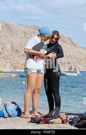 15. Oktober 2014 - Ägäis Insel Symi, Griechenland - Freediver bereitet sich auf Tauchen, Ägäis, Insel Symi, Griechenland (Credit-Bild: © Andrey Nekrassow/ZUMA Wire/ZUMAPRESS.com) Stockfoto