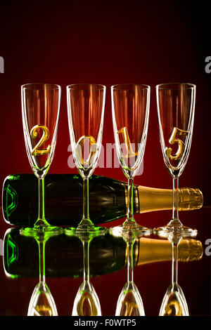 Flasche Champagner mit vier Glas Becher und Ziffer 2015, schöne feiern Neujahr Konzept Foto Stockfoto
