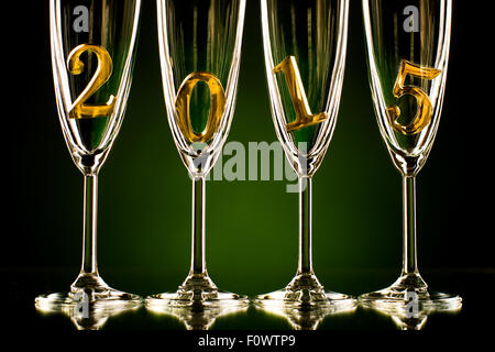 vier Glas-Becher für Champagner mit Ziffer 2015, schöne feiern Neujahr Konzept Foto Stockfoto