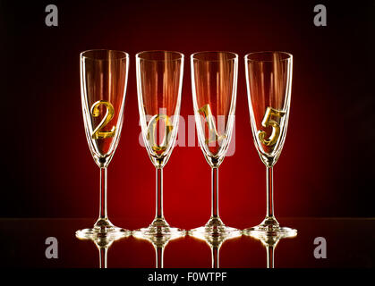 vier Glas-Becher für Champagner mit Ziffer 2015, schöne feiern Neujahr Konzept Foto Stockfoto