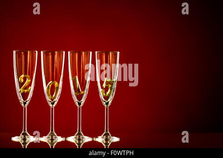vier Glas-Becher mit Champagner und Ziffer 2015, schöne feiern Neujahr Konzept Foto Stockfoto