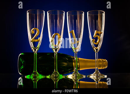 Flasche Champagner mit vier Glas Becher und Ziffer 2015, schöne feiern Neujahr Konzept Foto Stockfoto