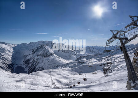 In Hintertuxer Gletscher Ski mit Gondeln, Loipen und Pisten in Ziilertal Alpen. Österreich Stockfoto