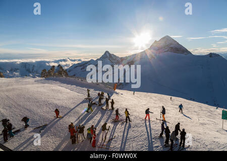 Skiurlaub am Hintertuxer Gletscher mit Gondeln, Loipen und Pisten in Ziilertal Alpen. Österreich Stockfoto