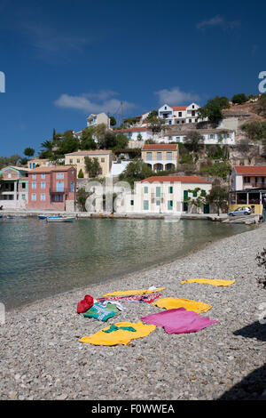 Den Hafen und Strand in der Bucht von Assos auf der griechischen Insel Kefalonia, Heimat der Film "Corellis Mandoline" Stockfoto