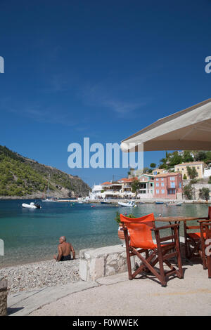 Eine Taverne in der Bucht von Assos, auf der griechischen Insel Kefalonia, Heimat der Film "Catpain Corellis Mandoline" Stockfoto