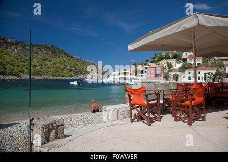 Eine Taverne in der Bucht von Assos, auf der griechischen Insel Kefalonia, Heimat der Film "Corellis Mandoline" Stockfoto