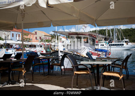 Eine Taverne auf Fiscardo Hafen auf der griechischen Insel Kefalonia, Heimat der Film "Corellis Mandoline" Stockfoto