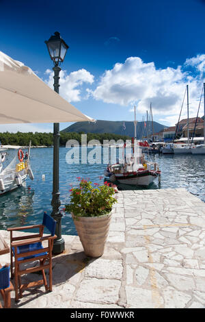 Eine Taverne auf Fiscardo Hafen auf der griechischen Insel Kefalonia, Heimat der Film "Corellis Mandoline" Stockfoto