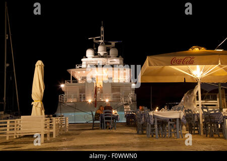 Einer der vielen kleinen Tavernen in Fiscardo Hafen, auf der griechischen Insel Kefalonia, Heimat der Film "Corellis Mandoline" Stockfoto