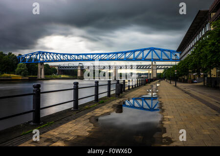 Königin Elizabeth II-U-Bahn-Brücke. Eisenbahnbrücke, die den Fluss Tyne zwischen Newcastle Upon Tyne & Gateshead erstreckt. Stürmisches Wetter. Stockfoto
