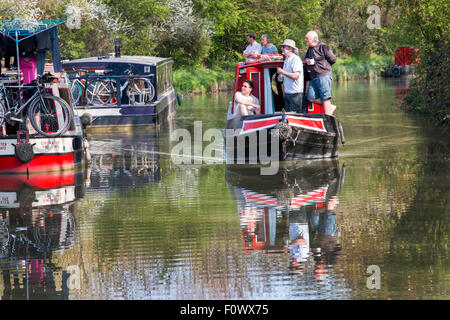 Schmale Boot Schiff mit Touristen auf Kennet und Avon Kanal in der Nähe von Limpley Stoke Wiltshire Segeln Stockfoto