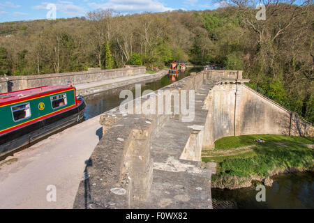 Schmale Boot Schiff auf Dundas Aquädukt mit Kennet und Avon Kanal über den Fluss Avon in der Nähe von Limpley Stoke Wiltshire Stockfoto