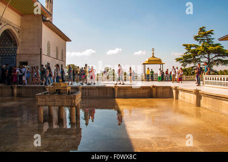Istanbul, Türkei - 19 August 2015: Topkapi Palast mit tourits in Istanbul, Türkei. Es ist ein großer Palast in Istanbul, Türkei, Stockfoto