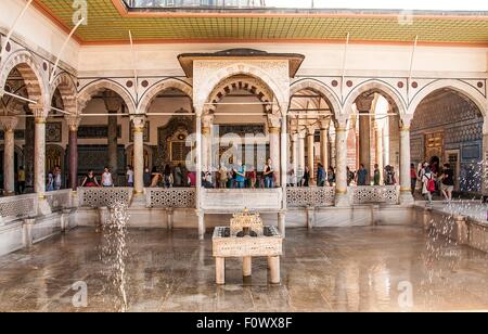 Istanbul, Türkei - 19. August 2015: Topkapi-Palast mit Touristen in Istanbul, Türkei. Es ist ein großer Palast in Istanbul, Türkei, th Stockfoto