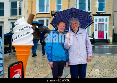 Aberystwyth, Wales, UK. 22. August 2015. Während ein Großteil der Südosten von Großbritannien in heißen trockenen Sonne mit dem Effekt "Spanisch Plume" sonnt, ist im Westen viel schlechter Wetter erleben. Eine Kaltfront aus dem Norden bringt schwere Regen und bewölktem Himmel in Aberystwyth am Tag des jährlichen "Meer zum Ufer Food Festival" statt auf das Resort Promenade. Die Wahrscheinlichkeit ist für die ungeklärten Bedingungen herrschen für viel der nächsten Woche zu Photo Credit: Keith Morris/Alamy Live News Stockfoto