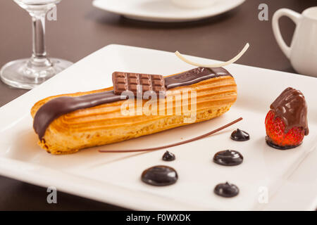 Eclair auf einem Teller Stockfoto