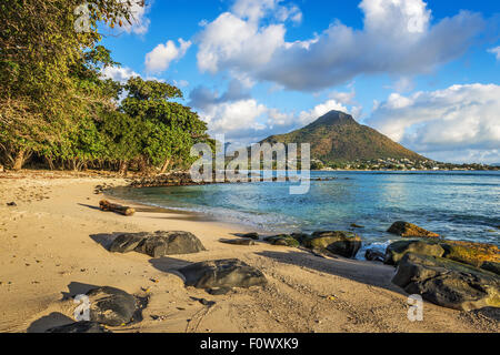 Felsigen und sandigen Ufer in Tamarin Bay, Wolmar, Insel Flic En Flac, Mauritius, Indischer Ozean Stockfoto