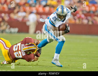 Detroit Lions Runningback Theo Riddick (25) läuft aus einer versuchten Tackle von Washington Redskins innen Linebacker Keenan Robinson (52) im ersten Quartal-Aktion bei FedEx Field in Landover, Maryland am Donnerstag, 20. August 2015. Bildnachweis: Ron Sachs/CNP - kein Draht-Dienst- Stockfoto