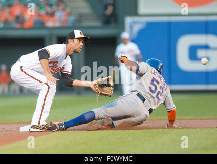 Die Tasche. 19. August 2015. New York Mets Designated Hitter Yoenis Cespedes (52) stiehlt zweites Standbein im ersten Inning gegen die Baltimore Orioles an Oriole Park at Camden Yards in Baltimore, Maryland auf Mittwoch, 19. August 2015. Baltimore Orioles Shortstop j.j. Hardy (2) wartet auf den Ball als Cespedes Dias sicher in der Tasche. Die Orioles gewannen das Spiel 5: 4. Bildnachweis: Ron Sachs/CNP (Einschränkung: NO New York oder New Jersey Zeitungen oder Zeitschriften in einem Umkreis von 75 Meilen von New York City) - NO WIRE SERVICE - © Dpa/Alamy Live-Nachrichten Stockfoto