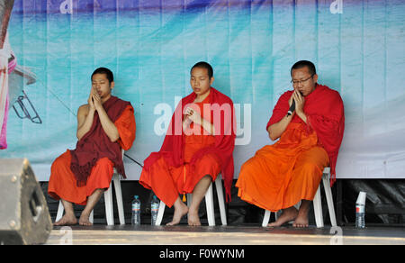 Brighton, UK. 22. August 2015. Buddhistische Mönche nehmen Gebete in der Hitze auf dem Brighton Thai Festival in Preston Park statt Stockfoto