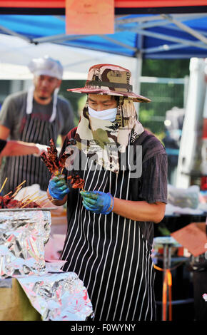 Brighton, UK. 22. August 2015. Arbeiten bei einem der Essensstände in der lodernden sonniges Wetter auf dem Brighton Thai Festival in Preston Park statt Stockfoto