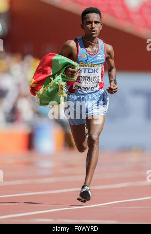 Peking, China. 22. August 2015. Eritreas Ghirmay Ghebreslassie endet die Männer-Marathon-Wettbewerb während der 15. International Association of Athletics Federations (IAAF) Leichtathletik-Weltmeisterschaft in Peking, China, 22. August 2015. Foto: Michael Kappeler/Dpa/Alamy Live News Stockfoto